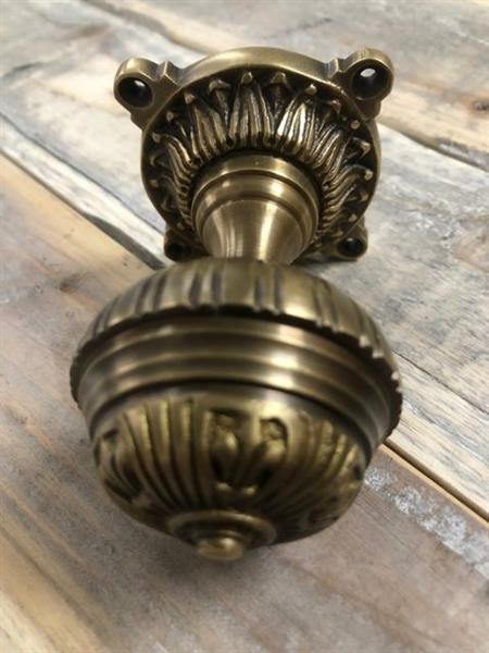 Grote foto historische koperen knop voor op de voordeur vaste deurknop met een mooie rozet messing. doe het zelf en verbouw materialen en producten