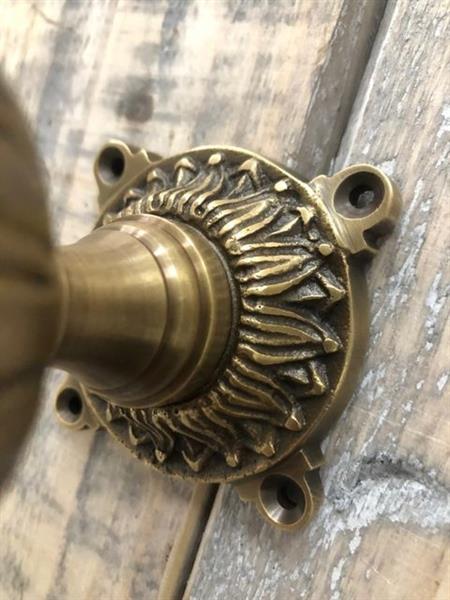 Grote foto historische koperen knop voor op de voordeur vaste deurknop met een mooie rozet messing. doe het zelf en verbouw materialen en producten