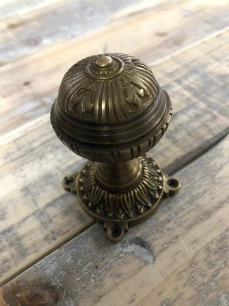 Grote foto historische koperen knop voor op de voordeur vaste deurknop met een mooie rozet messing. doe het zelf en verbouw materialen en producten