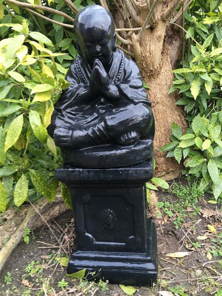 Grote foto japanse monnik op sokkel zwart steen tuin en terras tuindecoratie