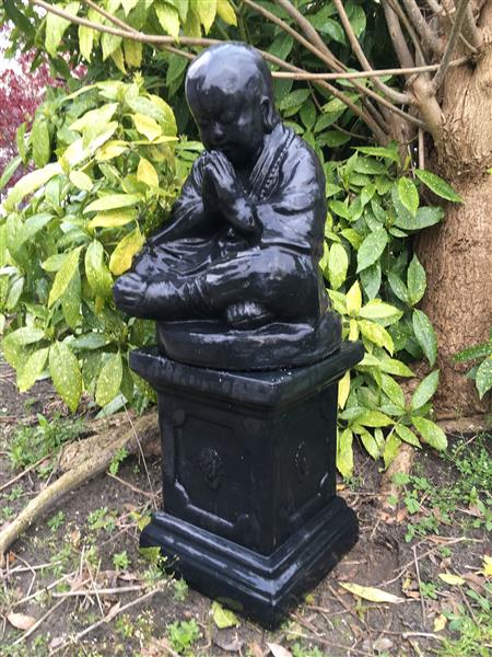 Grote foto japanse monnik op sokkel zwart steen tuin en terras tuindecoratie