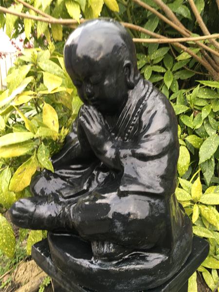 Grote foto japanse monnik op sokkel zwart steen tuin en terras tuindecoratie