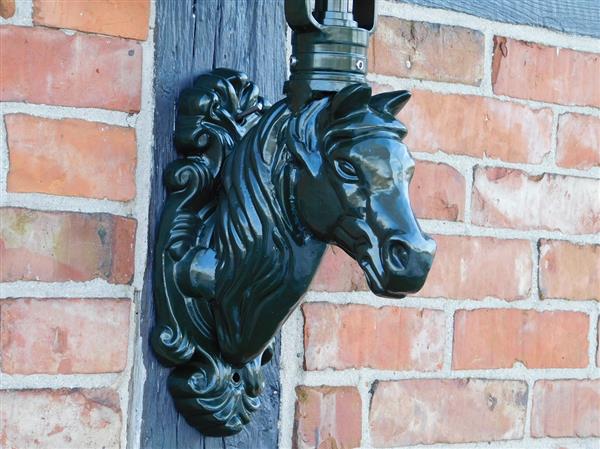 Grote foto prachtige buitenlamp met paardenhoofd donkergroen tuin en terras tuindecoratie