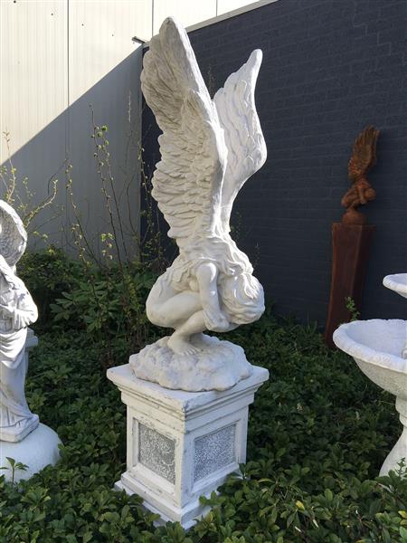 Grote foto zeer forse knielende engel met vleugels omhoog mooi stenen beeld tuin en terras tuindecoratie