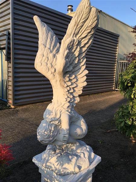 Grote foto zeer forse knielende engel met vleugels omhoog mooi stenen beeld tuin en terras tuindecoratie