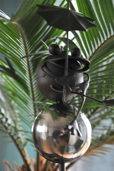 Grote foto tuinsteker gietijzer bruin kikker op nikkelen bol mooi tuin en terras tuinmeubelen