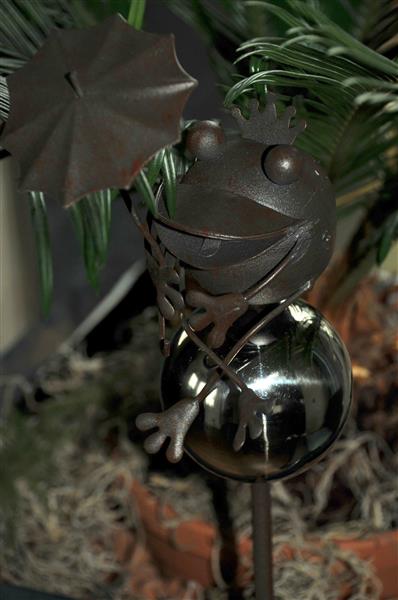 Grote foto tuinsteker gietijzer bruin kikker op nikkelen bol mooi tuin en terras tuinmeubelen