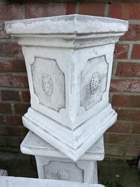 Grote foto sokkel pilaar console uit massief gegoten steen. tuin en terras tuindecoratie