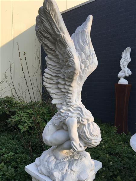 Grote foto zeer forse knielende engel met vleugels omhoog op grote sokkel zeer fors tuin en terras tuindecoratie