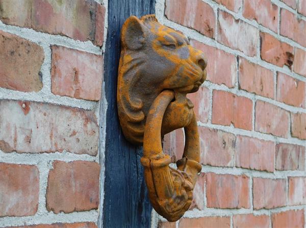 Grote foto grote leeuwenkop als deurklopper gietijzer rust bruin doe het zelf en verbouw materialen en producten
