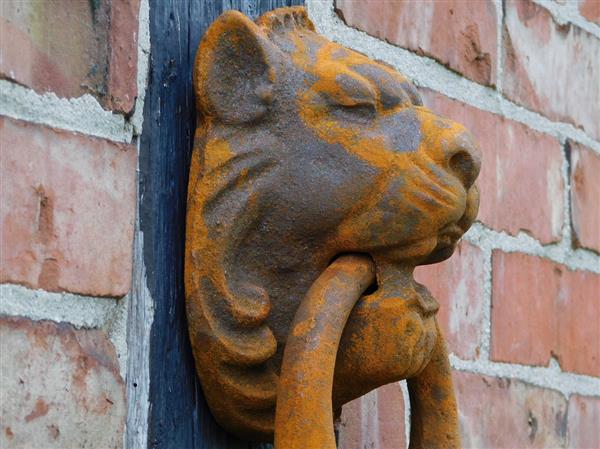 Grote foto grote leeuwenkop als deurklopper gietijzer rust bruin doe het zelf en verbouw materialen en producten