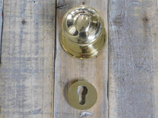 Grote foto vaste deurknop gepolijst messing met veiligheidsrozetten doe het zelf en verbouw materialen en producten