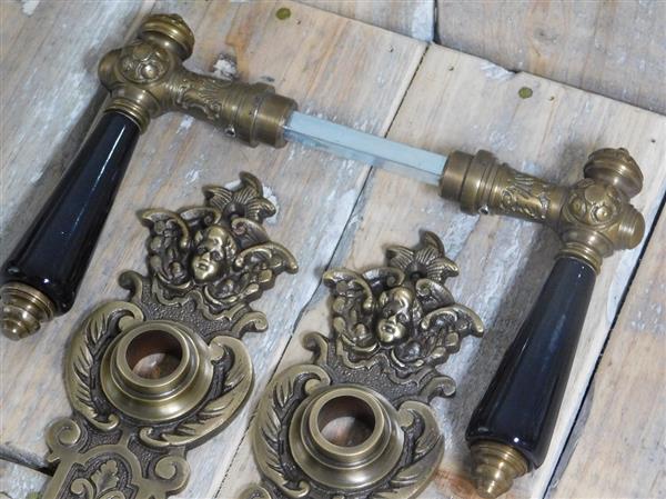 Grote foto hang en sluitwerk messing antiek deurplaten zeer decoratief met engelen klinken met zwarte pors doe het zelf en verbouw materialen en producten