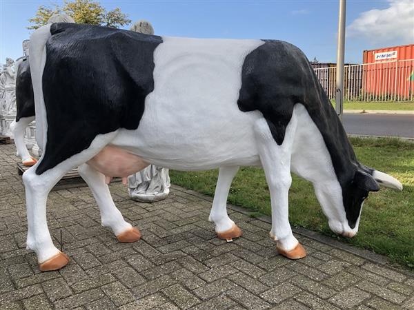 Grote foto mooie sculptuur van een grazende koe prachtig in kleur gezet echte eye catcher tuin en terras tuindecoratie