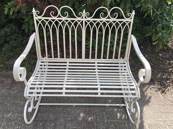 Grote foto prachtige vol smeedijzeren schommelbank echt een eye catcher tuin en terras tuinmeubelen
