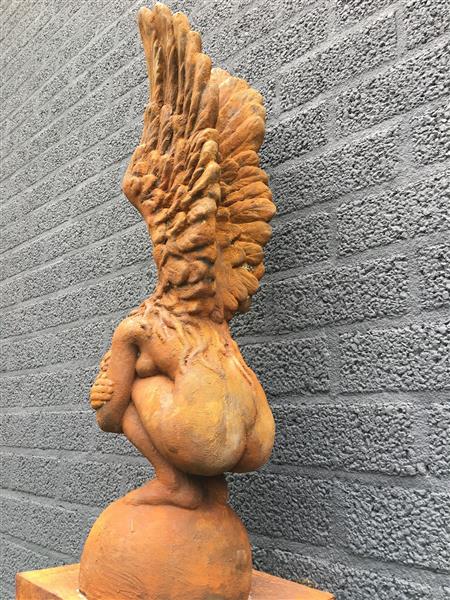 Grote foto knielende oxide engel met vleugels omhoog mooi oxid stenen beeld tuin en terras tuindecoratie