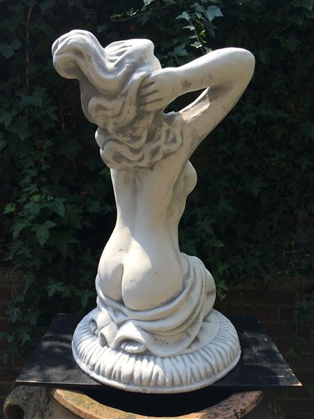 Grote foto mooi vol stenen beeld van een naakte knielende vrouw heel fraai tuin en terras tuindecoratie