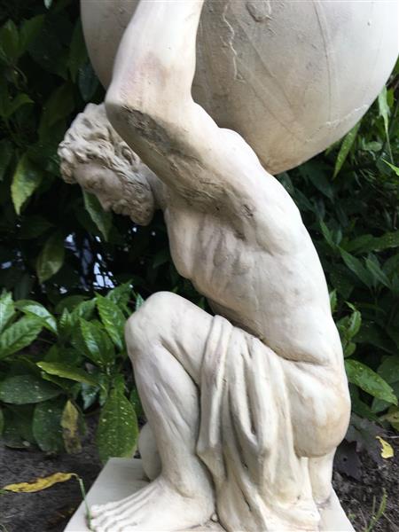 Grote foto beeld van atlas 70 cm vintage look polystone tuin en terras tuindecoratie