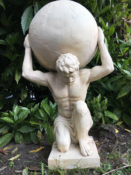 Grote foto beeld van atlas 70 cm vintage look polystone tuin en terras tuindecoratie