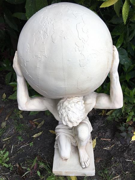 Grote foto beeld van atlas 70 cm vintage look polystone tuin en terras tuindecoratie