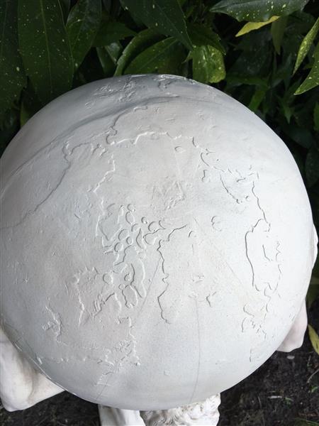 Grote foto beeld van atlas 70 cm vintage look polystone tuin en terras tuindecoratie