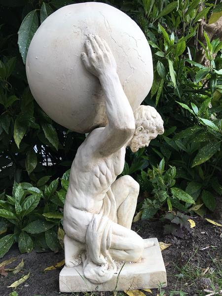 Grote foto beeld van atlas 70 cm vintage look polystone tuin en terras tuindecoratie