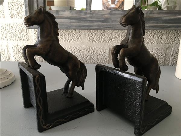 Grote foto boekensteunenset de steigerende paarden bronslook. tuin en terras tuindecoratie
