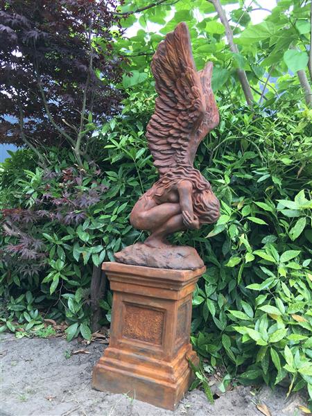 Grote foto zeer forse knielende oxide engel met vleugels omhoog op grote oxide sokkel zeer fors en uniek tuin en terras tuindecoratie