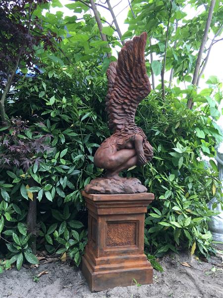 Grote foto zeer forse knielende oxide engel met vleugels omhoog op grote oxide sokkel zeer fors en uniek tuin en terras tuindecoratie