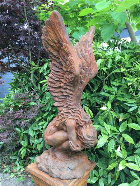 Grote foto zeer forse knielende oxide engel met vleugels omhoog mooi stenen beeld tuin en terras tuindecoratie