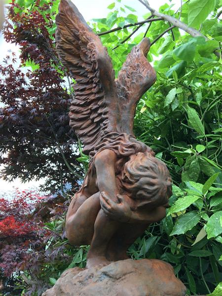 Grote foto zeer forse knielende oxide engel met vleugels omhoog mooi stenen beeld tuin en terras tuindecoratie