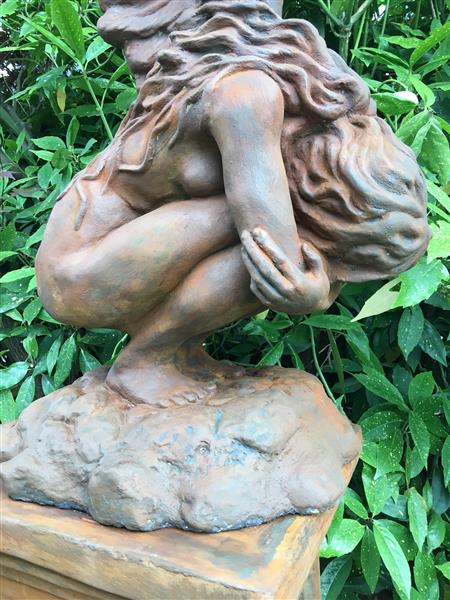 Grote foto zeer forse knielende oxide engel met vleugels omhoog mooi stenen beeld tuin en terras tuindecoratie