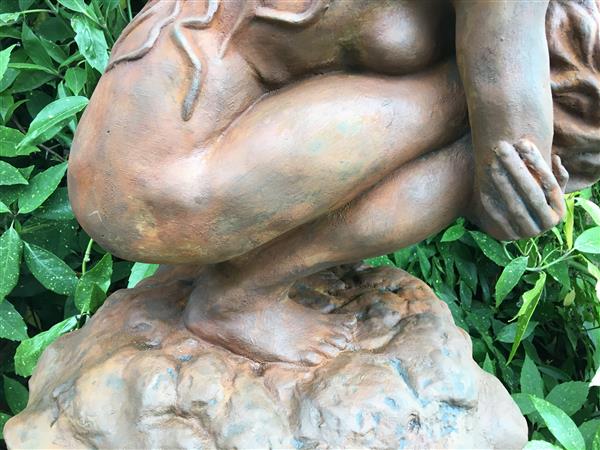 Grote foto zeer forse knielende oxide engel met vleugels omhoog mooi stenen beeld tuin en terras tuindecoratie