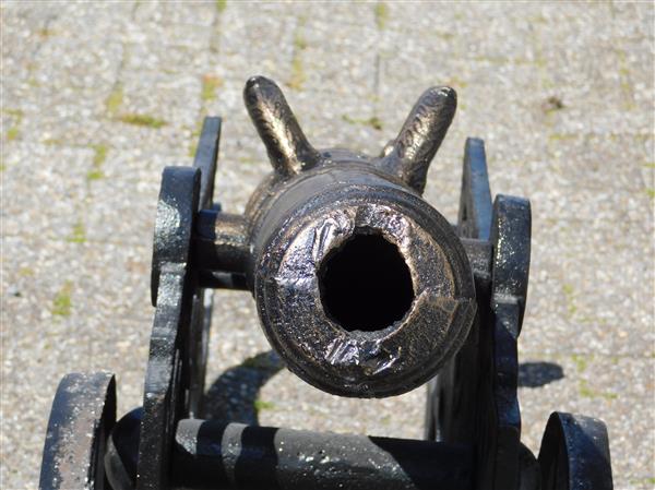 Grote foto prachtig fors decoratief kanon gietijzer zwart. tuin en terras tuinmeubelen