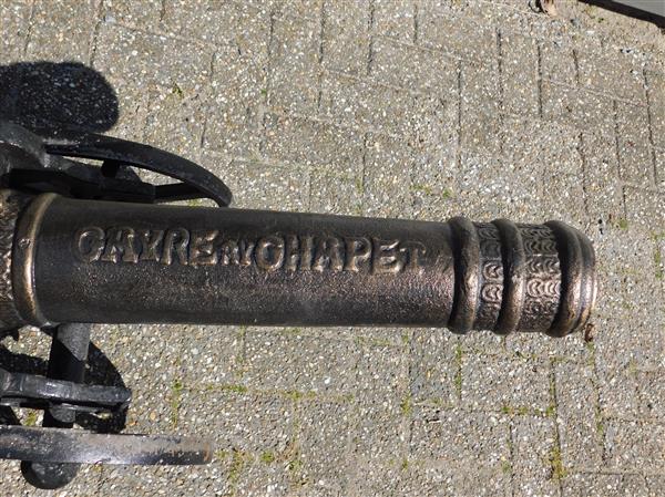 Grote foto prachtig fors decoratief kanon gietijzer zwart. tuin en terras tuinmeubelen