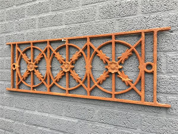 Grote foto cast iron window grill raamrooster massief smeedijzer rust bruin. tuin en terras hekken en schuttingen