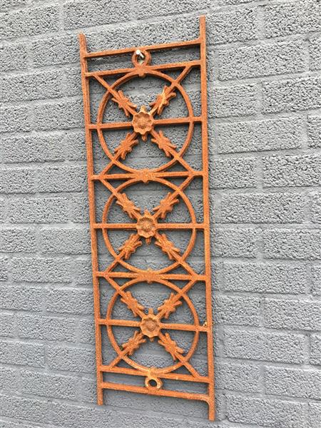 Grote foto cast iron window grill raamrooster massief smeedijzer rust bruin. tuin en terras hekken en schuttingen