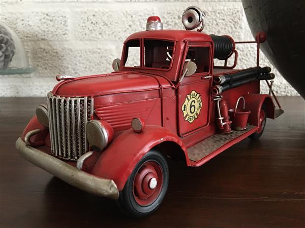 Grote foto brandweerauto slangwagen handgemaakt van metaal. tuin en terras tuindecoratie