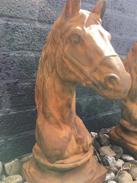 Grote foto sculptuur paardenhoofd vol steen oxide tuin en terras tuindecoratie