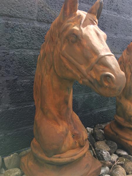 Grote foto sculptuur paardenhoofd vol steen oxide tuin en terras tuindecoratie