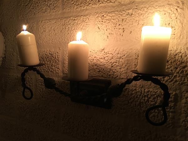 Grote foto wandkandelaar smeedijzer metaal roest mooi sierlijk. tuin en terras tuindecoratie