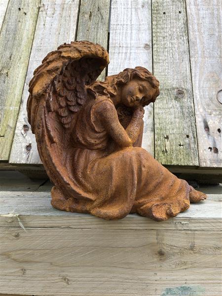 Grote foto prachtige zittende engel vol detail gietijzer rust tuin en terras tuindecoratie