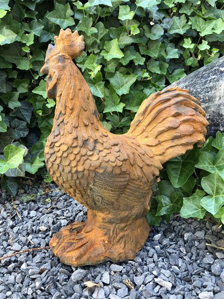 Grote foto mooie trotse haan geheel van steen oxide. tuin en terras tuindecoratie