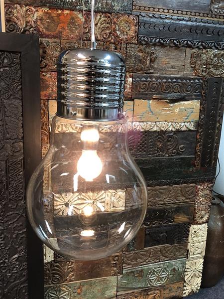 Grote foto hanglamp in de vorm van een hele grote gloeilamp zeer mooi om te zien. tuin en terras verlichting