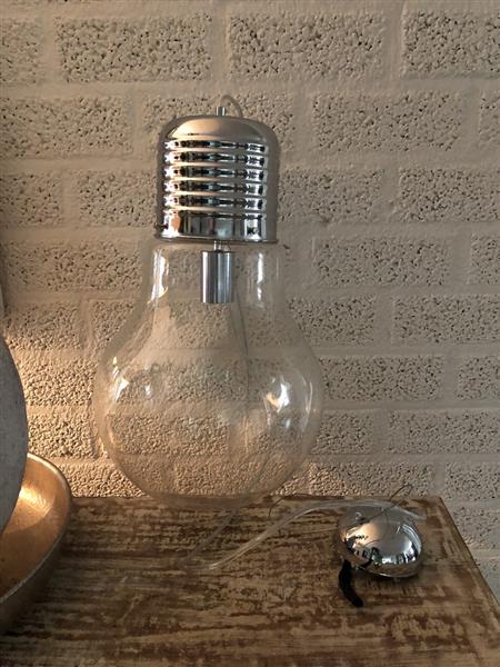 Grote foto hanglamp in de vorm van een hele grote gloeilamp zeer mooi om te zien. tuin en terras verlichting