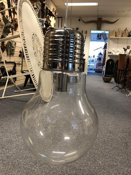 Grote foto hanglamp in de vorm van een hele grote gloeilamp zeer mooi om te zien. tuin en terras verlichting