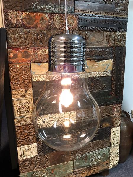 Grote foto hanglamp in de vorm van een hele grote gloeilamp zeer mooi om te zien. tuin en terras verlichting