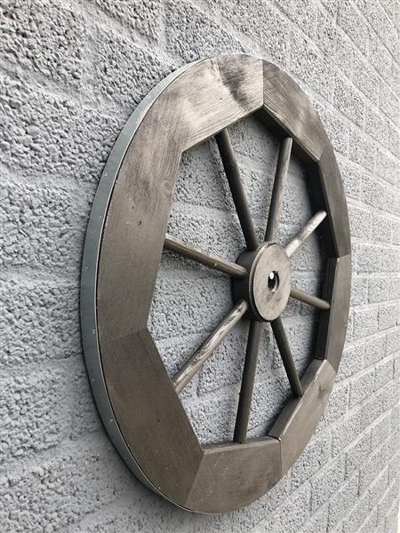 Grote foto prachtig mooi rusticaal houten wagenwiel. huis en inrichting woningdecoratie