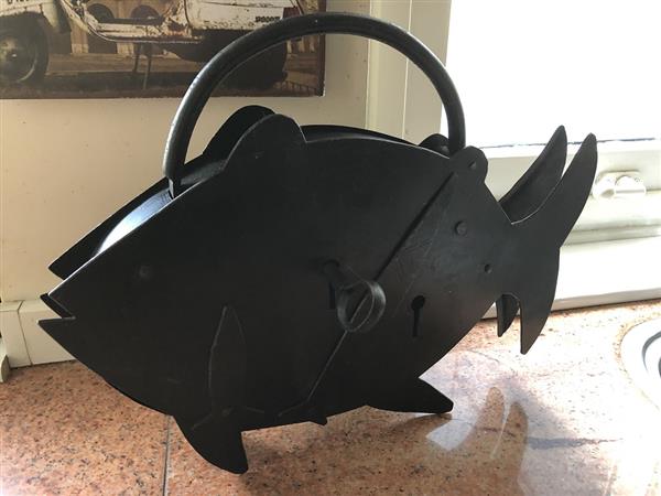 Grote foto groot metalen vintage old look slot in de vorm van een grote vis geweldig en uniek doe het zelf en verbouw materialen en producten