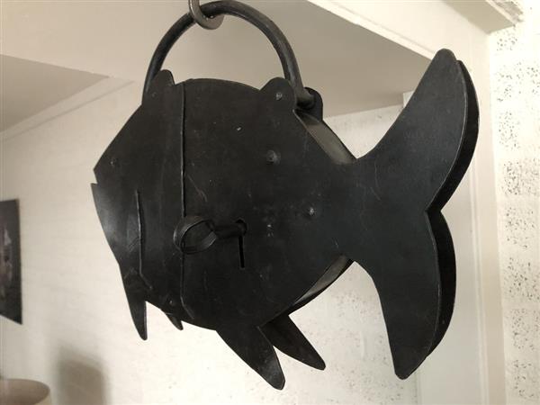 Grote foto groot metalen vintage old look slot in de vorm van een grote vis geweldig en uniek doe het zelf en verbouw materialen en producten